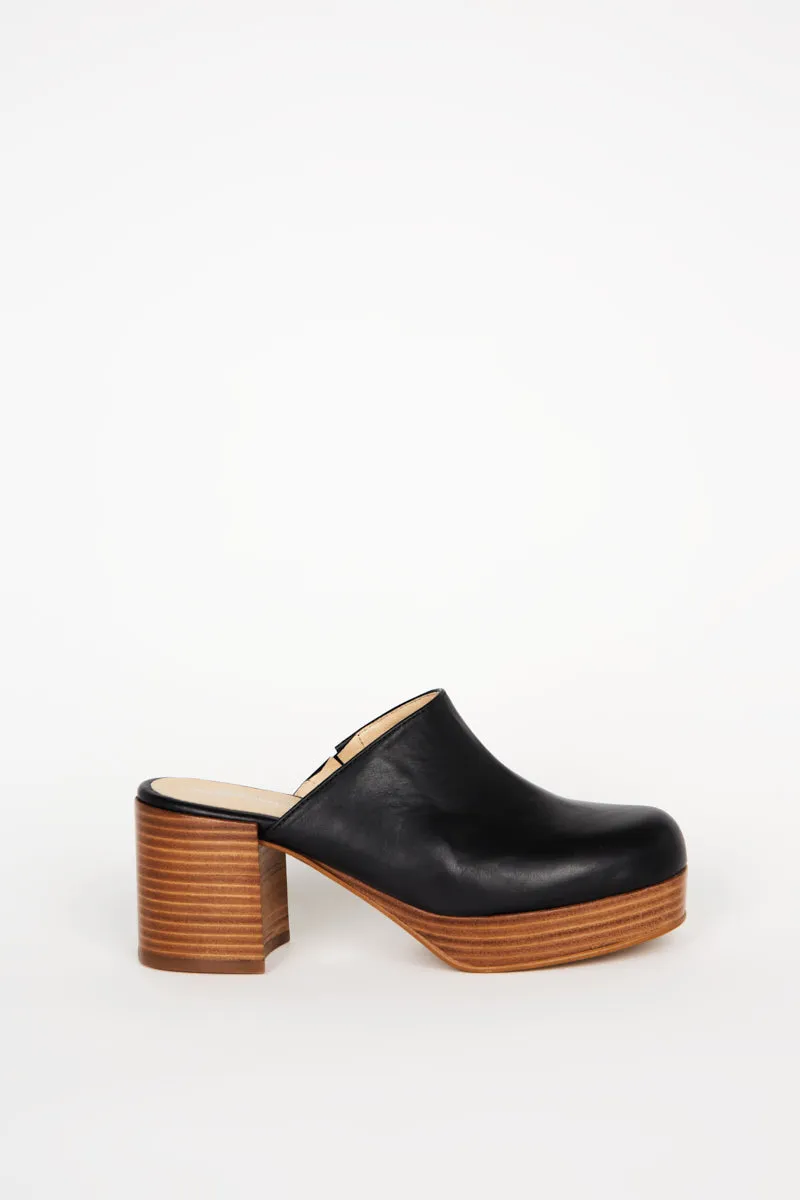 FACTS LEATHER PLATFORM CLOG