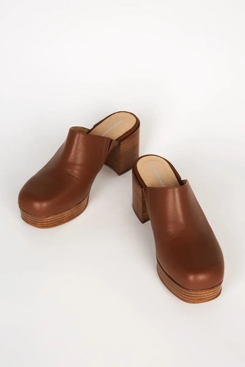 FACTS LEATHER PLATFORM CLOG