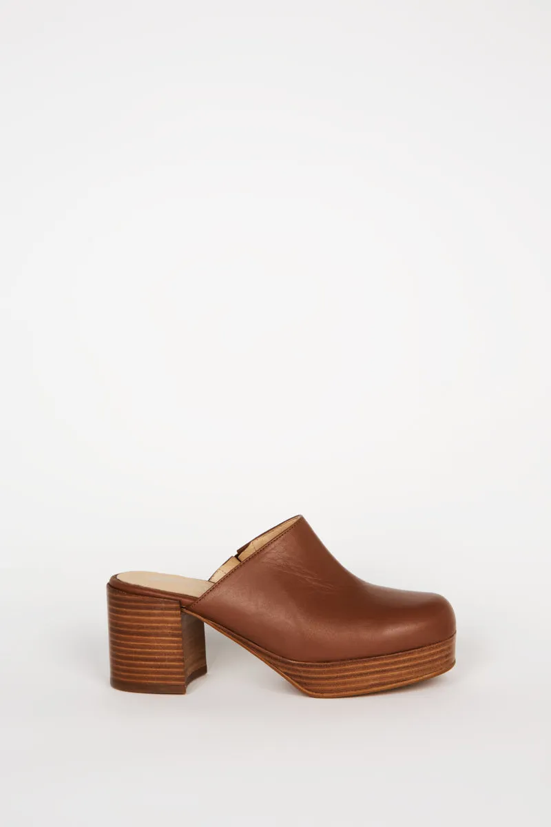 FACTS LEATHER PLATFORM CLOG