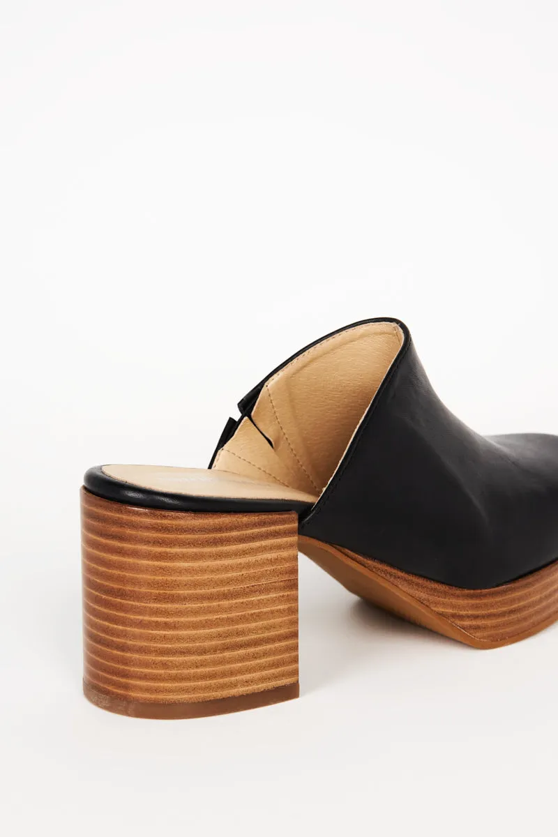 FACTS LEATHER PLATFORM CLOG