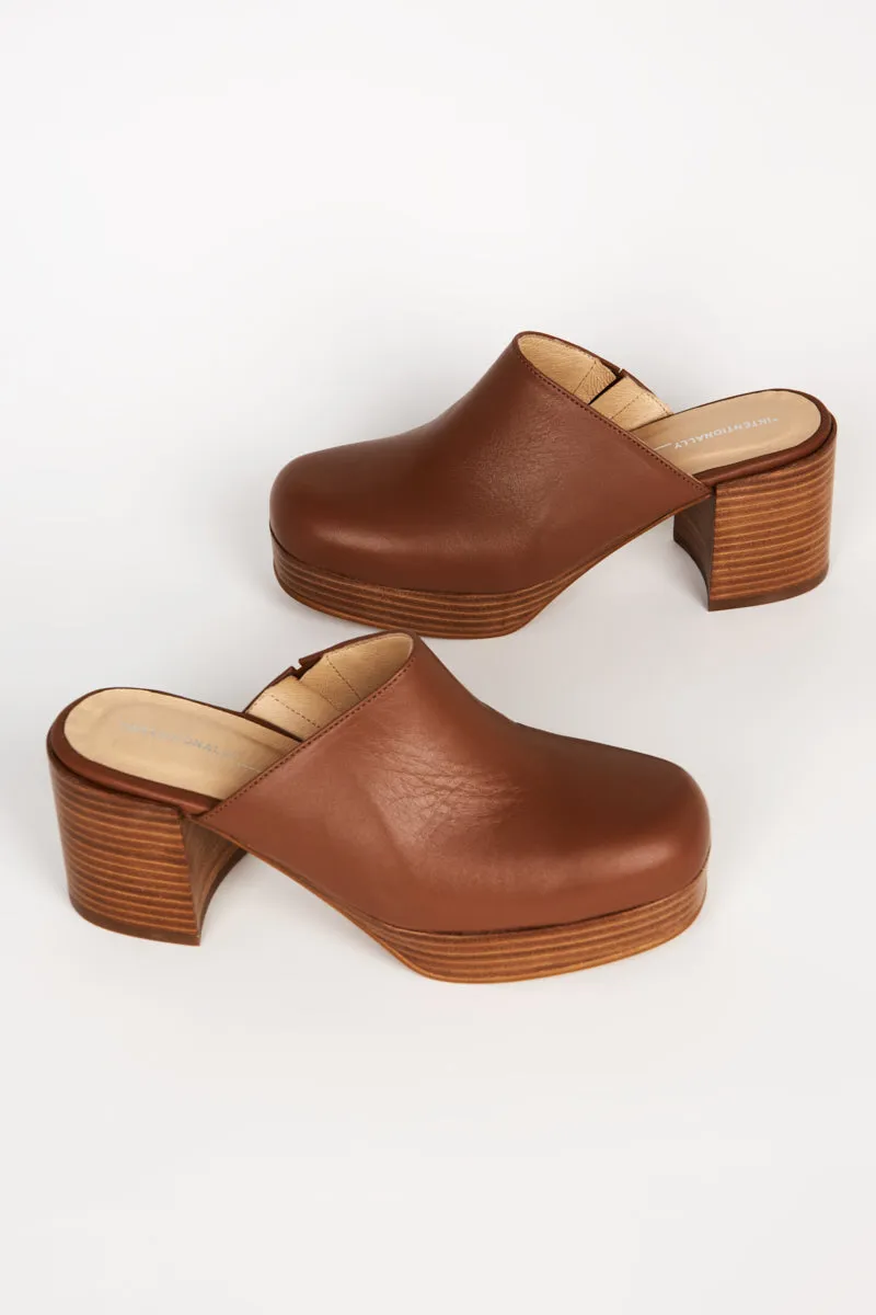 FACTS LEATHER PLATFORM CLOG