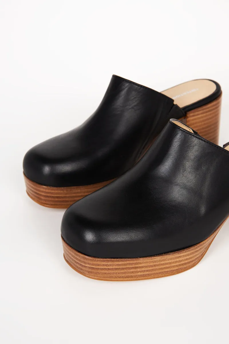 FACTS LEATHER PLATFORM CLOG