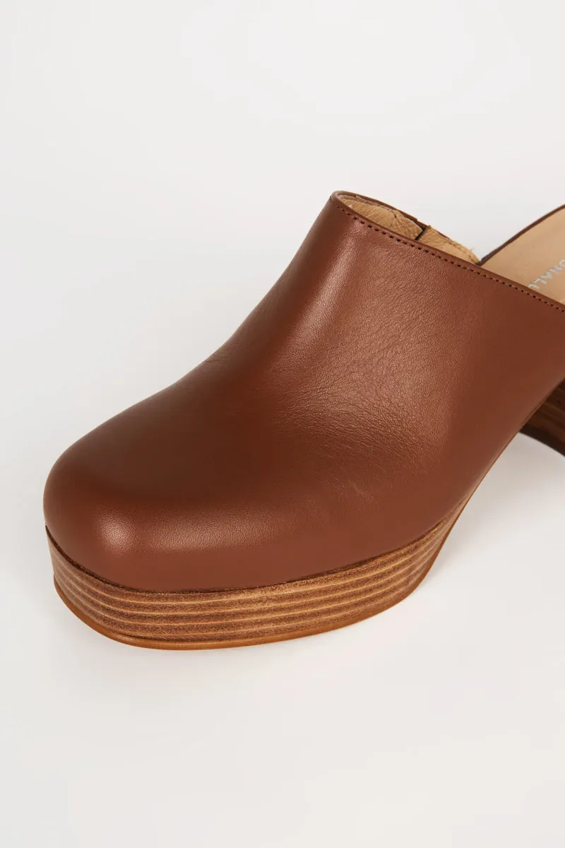 FACTS LEATHER PLATFORM CLOG